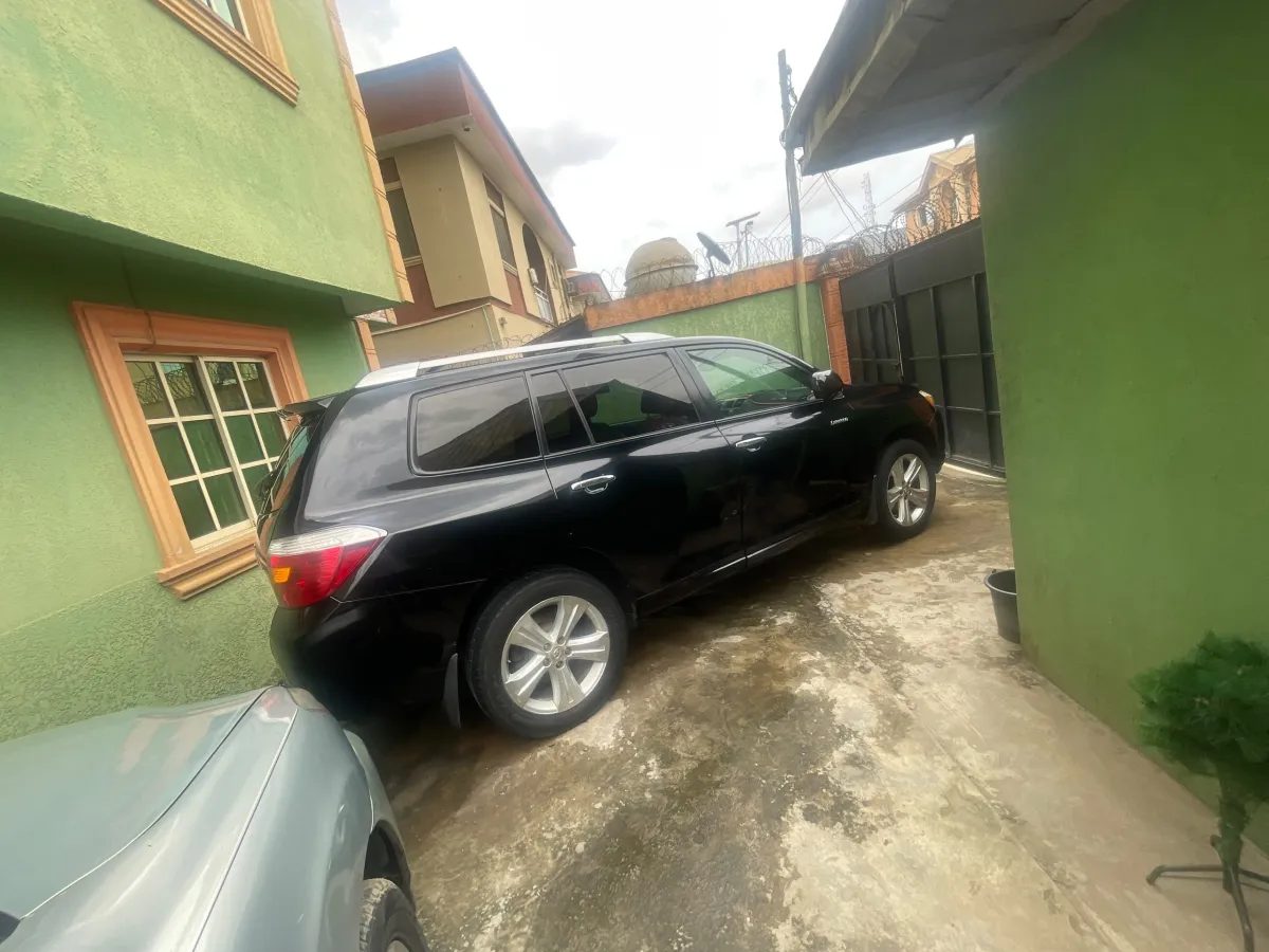 Barely Driven 2010 Toyota Highlander Limited Full Option - Image 9