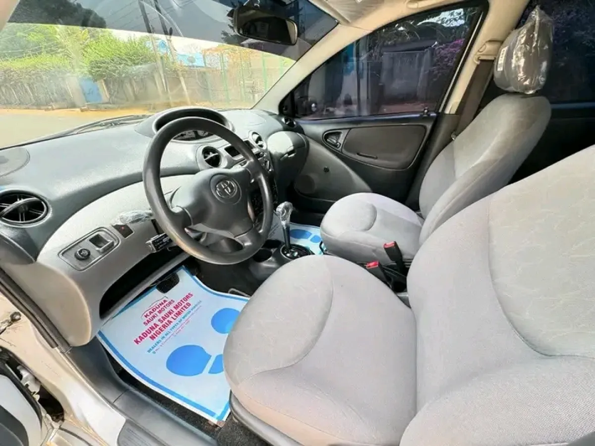 Very sharp Toyota Echo - Image 5