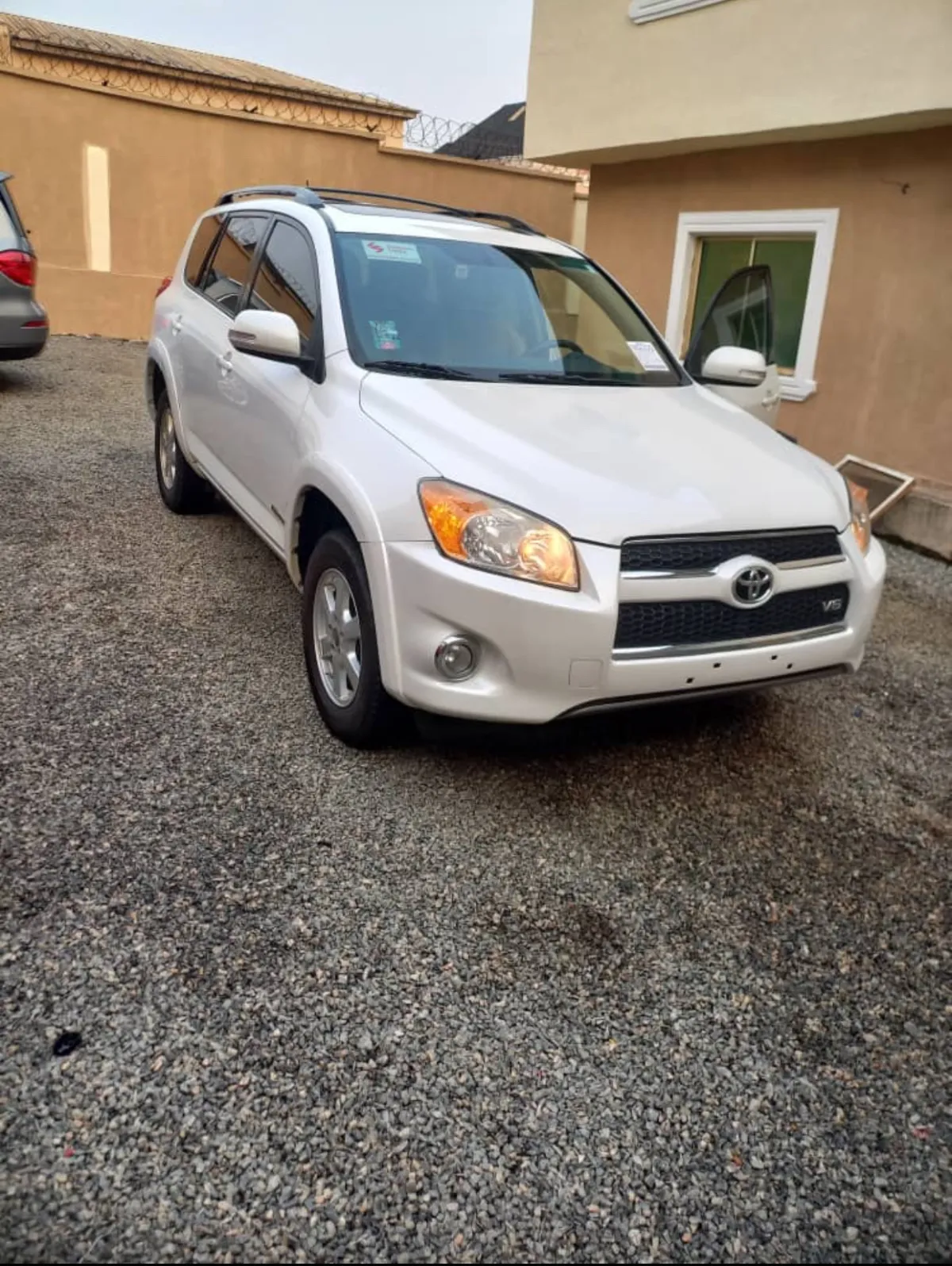 Foreign Used 2010 Toyota RAV4 Limited With THUMBSTART And Keyless Doors - Image 8