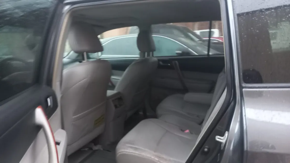 Clean Toyota Highlander for Sale - Image 5