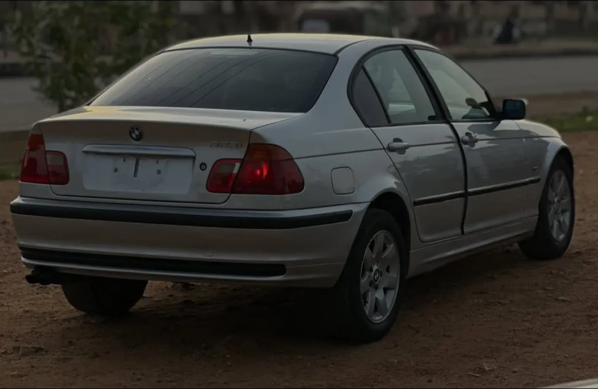 BMW 323i - Image 2