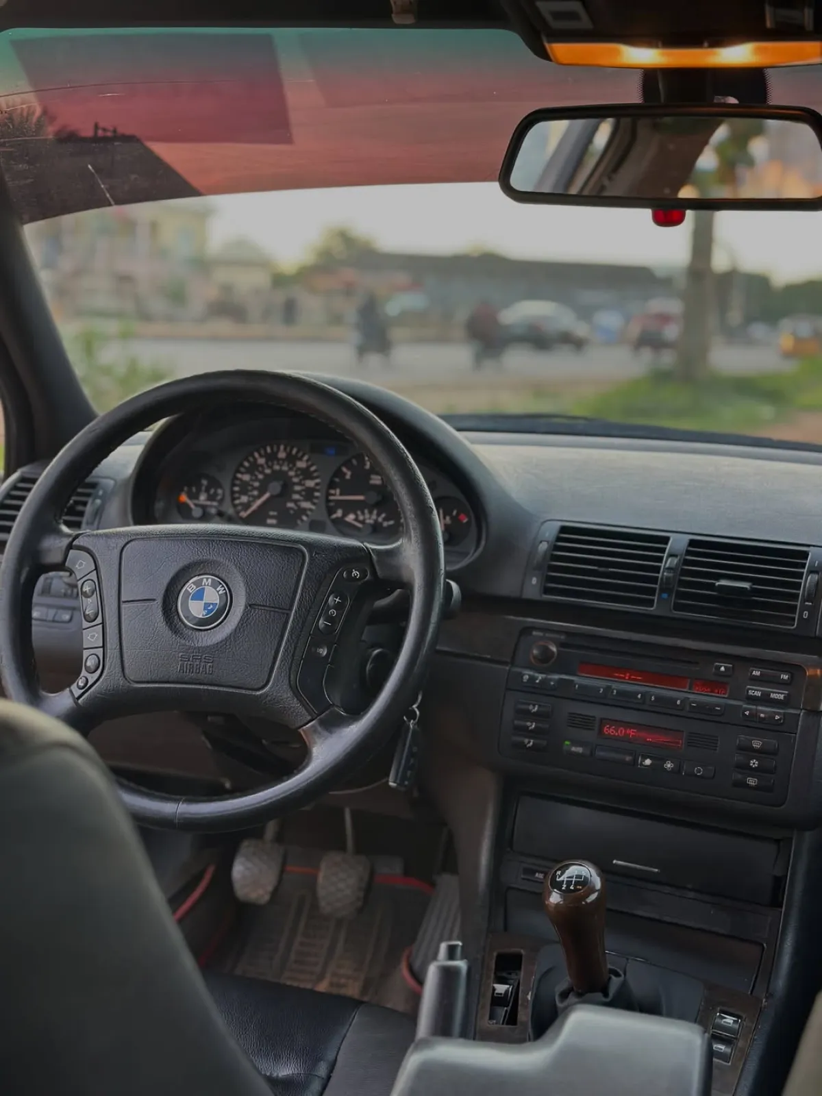 BMW 323i - Image 8