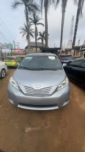 TOYOTA SIENNA 2015