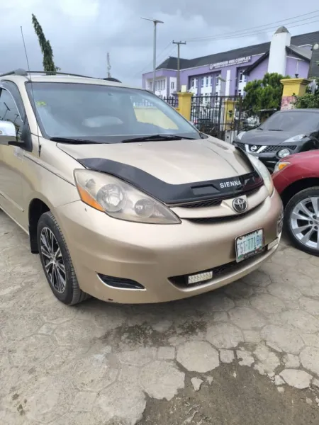 NEATLY USED TOYOTA SIENNA XLE 2006 MODEL