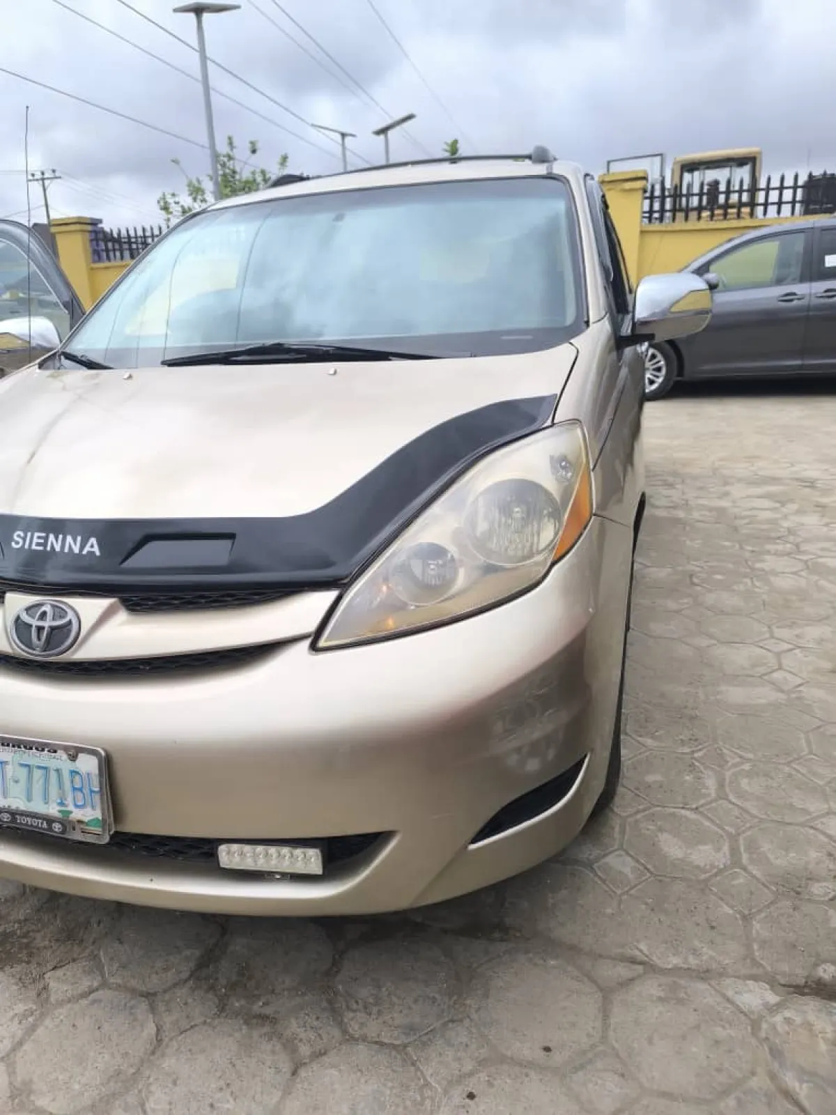 NEATLY USED TOYOTA SIENNA XLE 2006 MODEL - Image 2