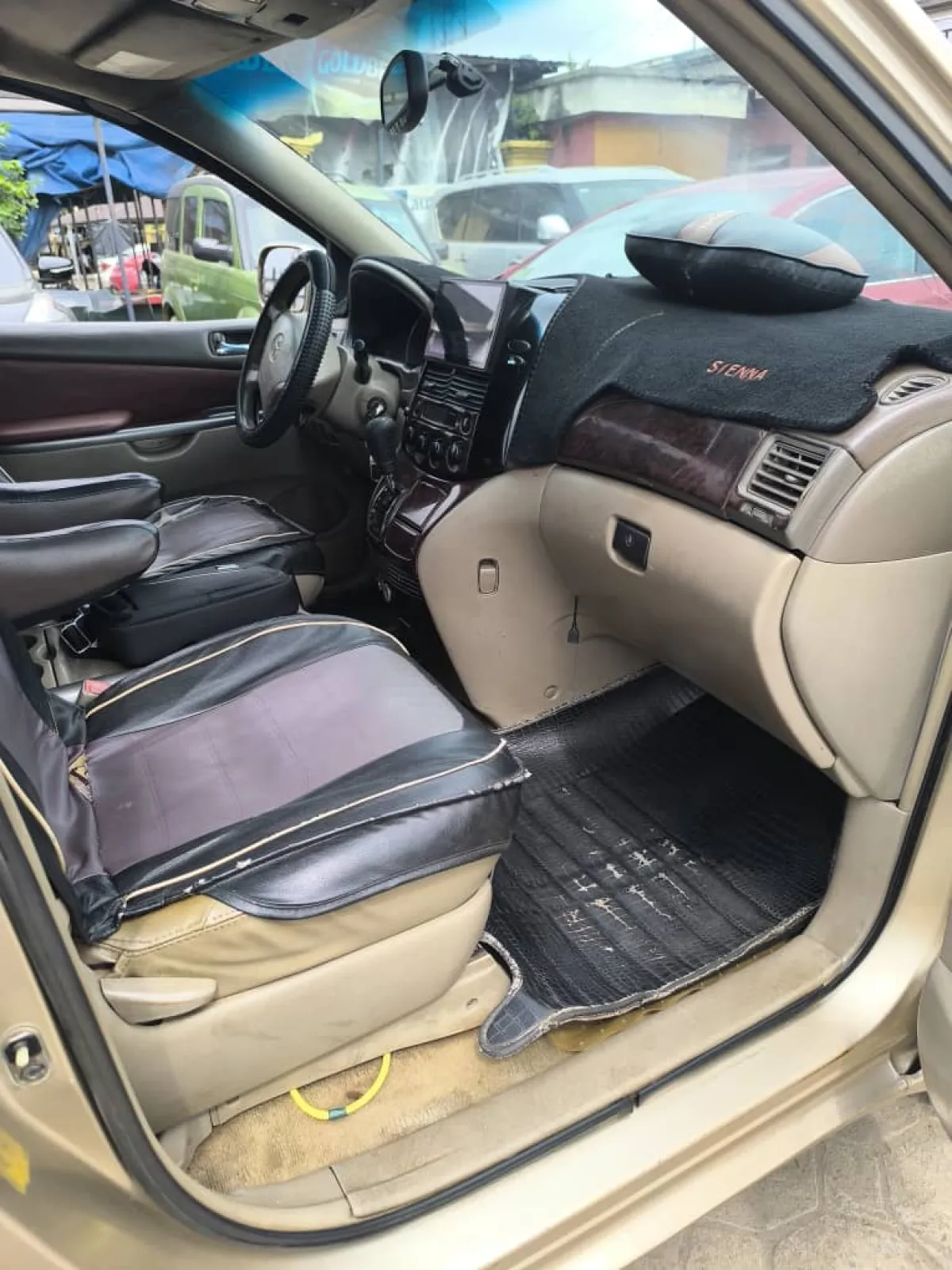 NEATLY USED TOYOTA SIENNA XLE 2006 MODEL - Image 4