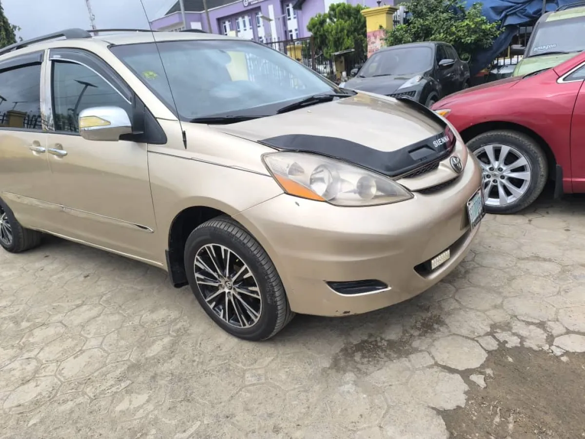 NEATLY USED TOYOTA SIENNA XLE 2006 MODEL - Image 7