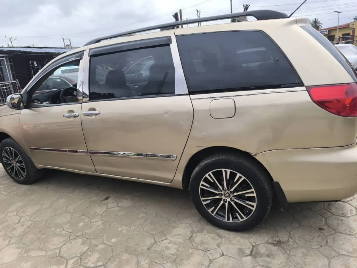 NEATLY USED TOYOTA SIENNA XLE 2006 MODEL - Image 8