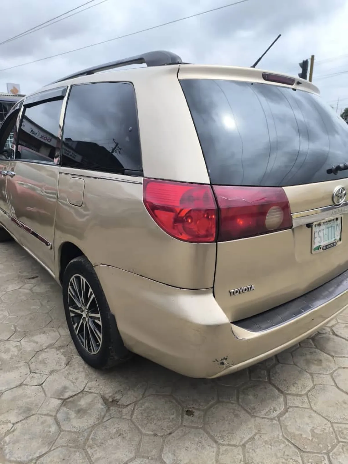 NEATLY USED TOYOTA SIENNA XLE 2006 MODEL - Image 10