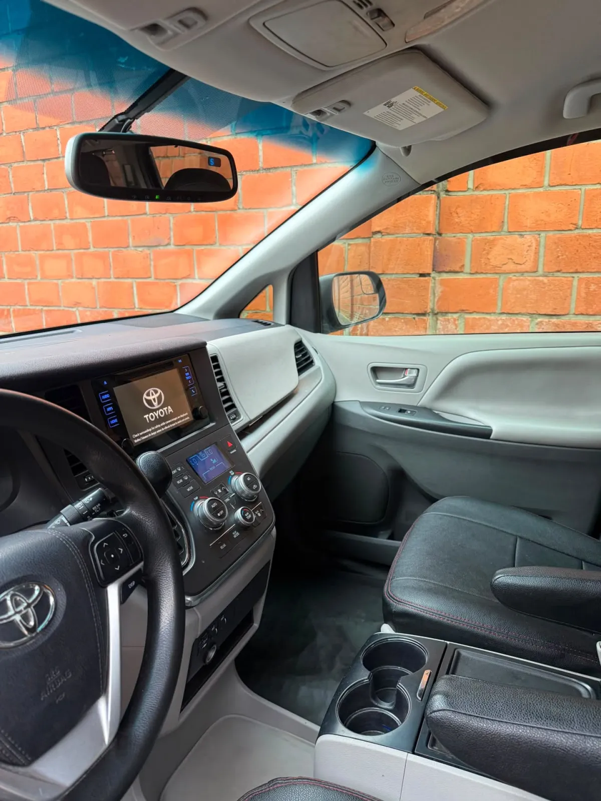 2016 Toyota Sienna - Image 2