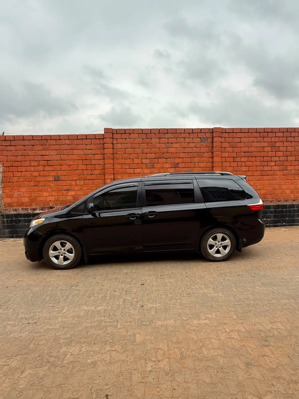 2016 Toyota Sienna - Image 3