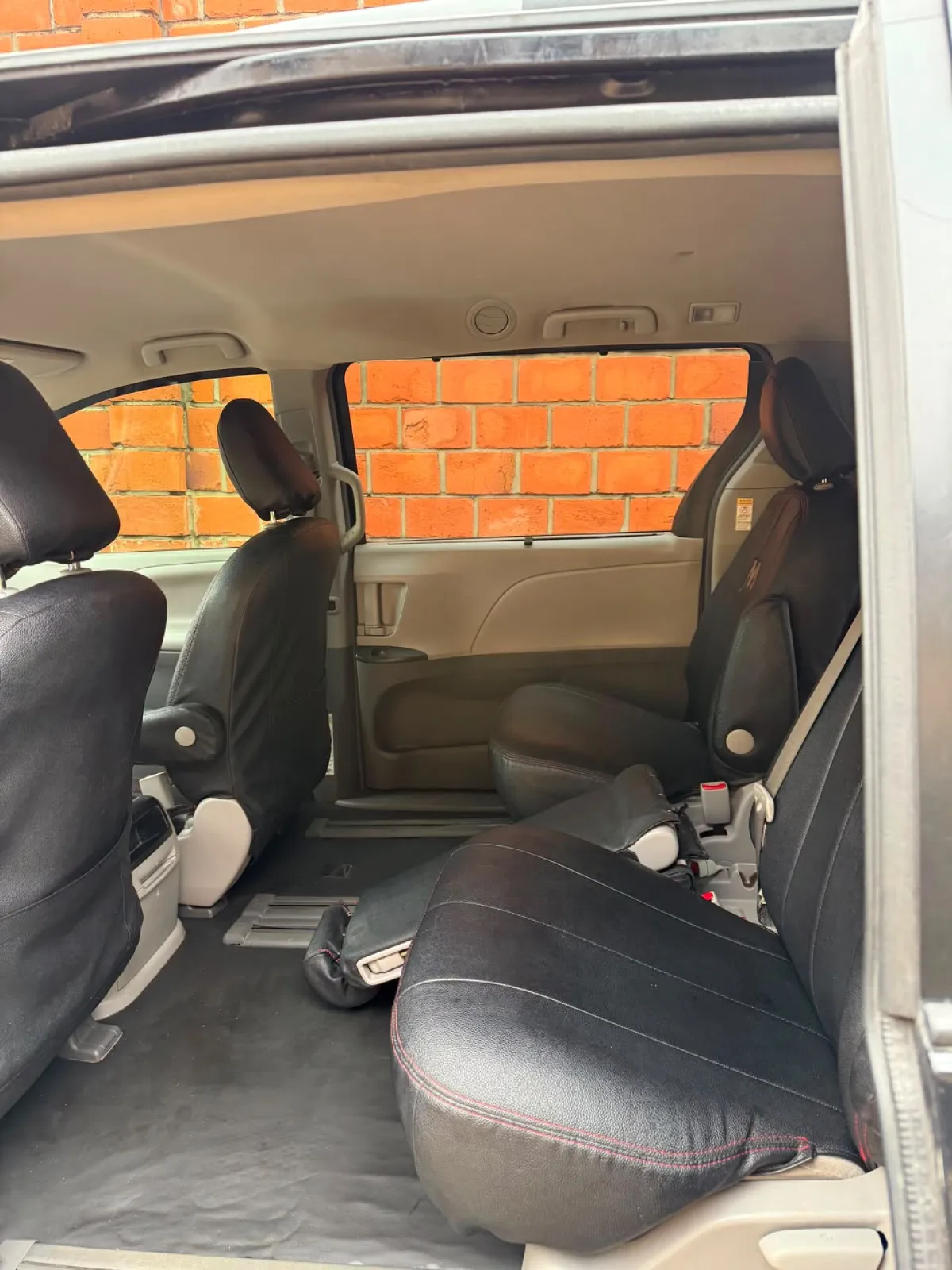 2016 Toyota Sienna - Image 4