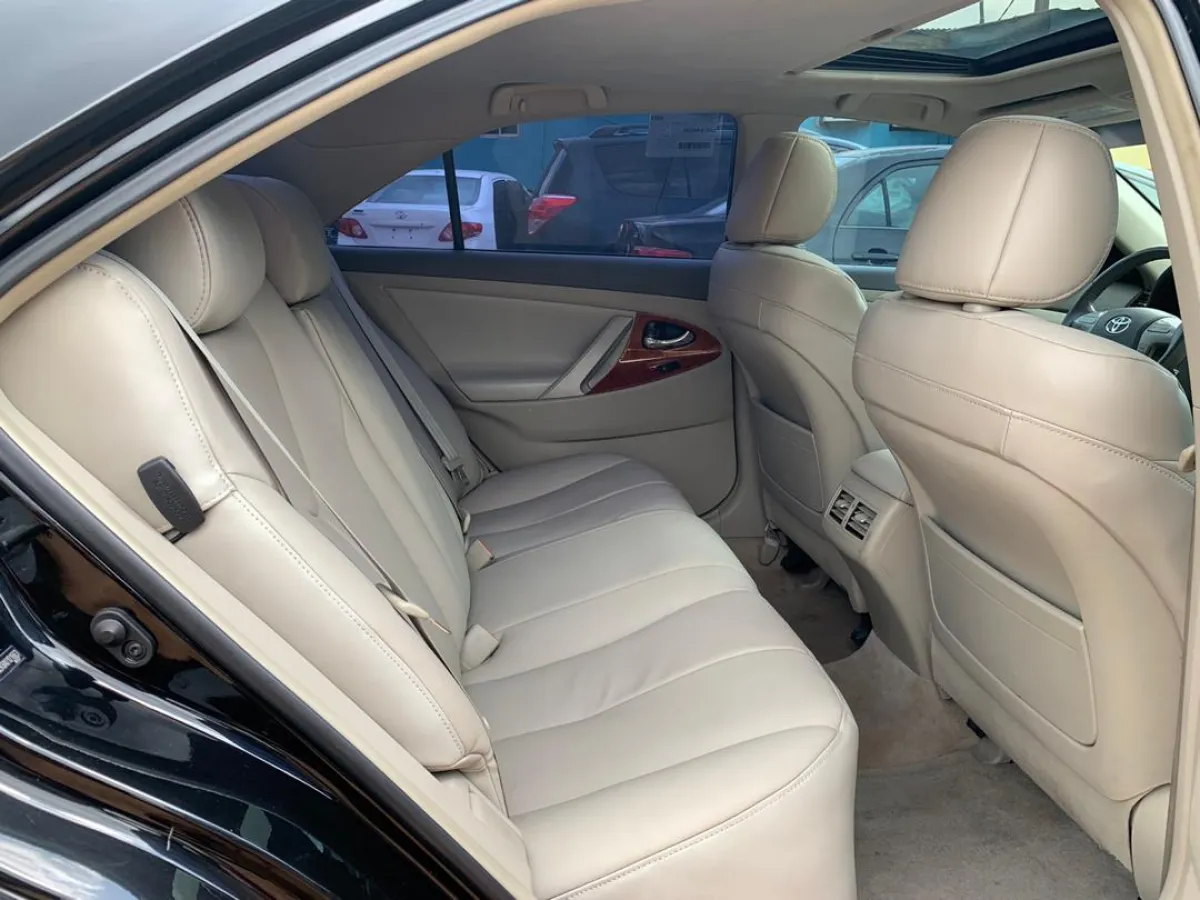Clean Toyota Camry Xle Full OPtion - Image 3