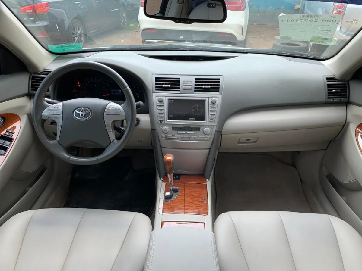 Clean Toyota Camry Xle Full OPtion - Image 4
