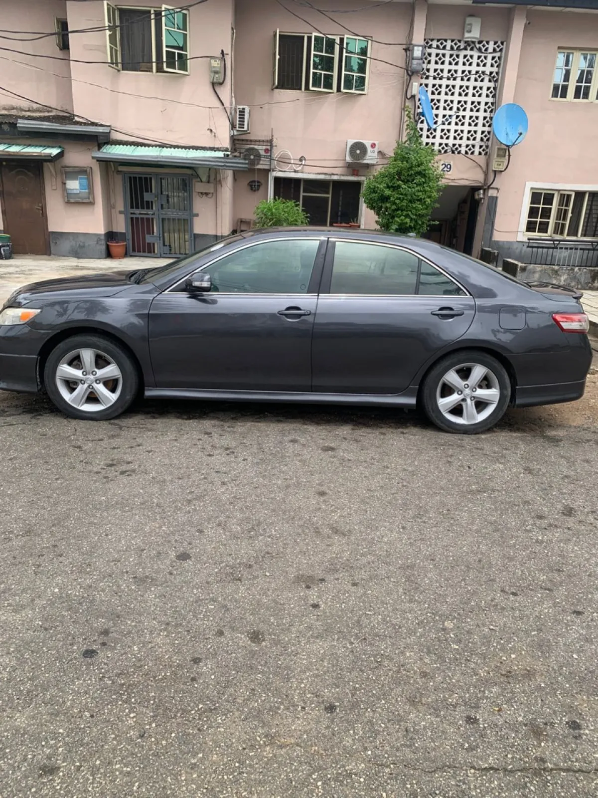 Nigeria UsedToyota Camry SE - Image 3