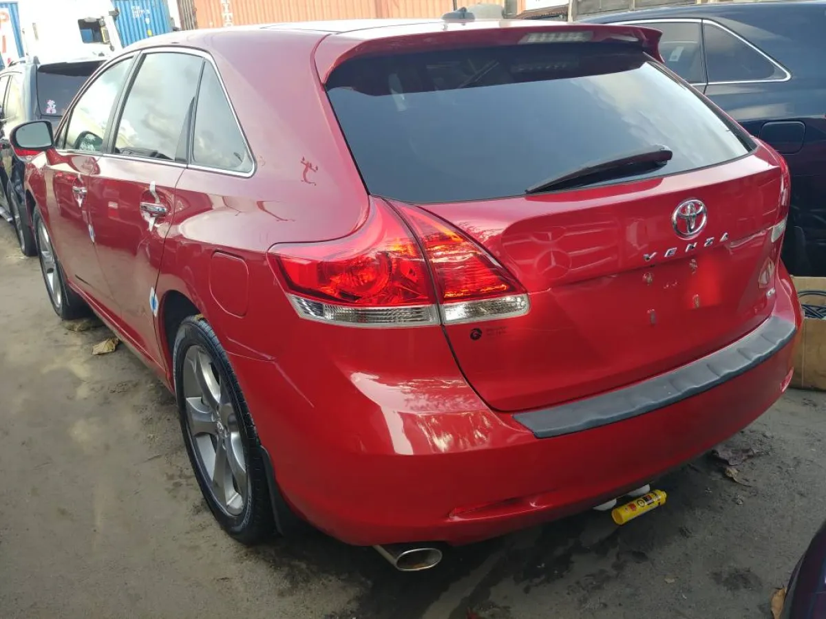 Fully loaded toyota venza red original - Image 4