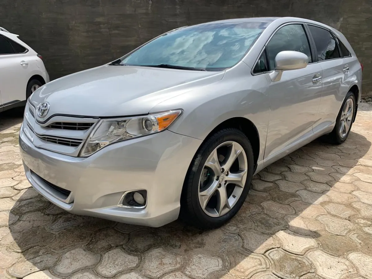 2010 Toyota venza limited edition original - Image 1