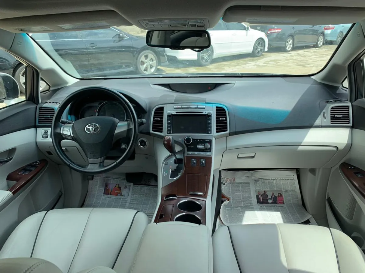 2010 Toyota venza limited edition original - Image 2
