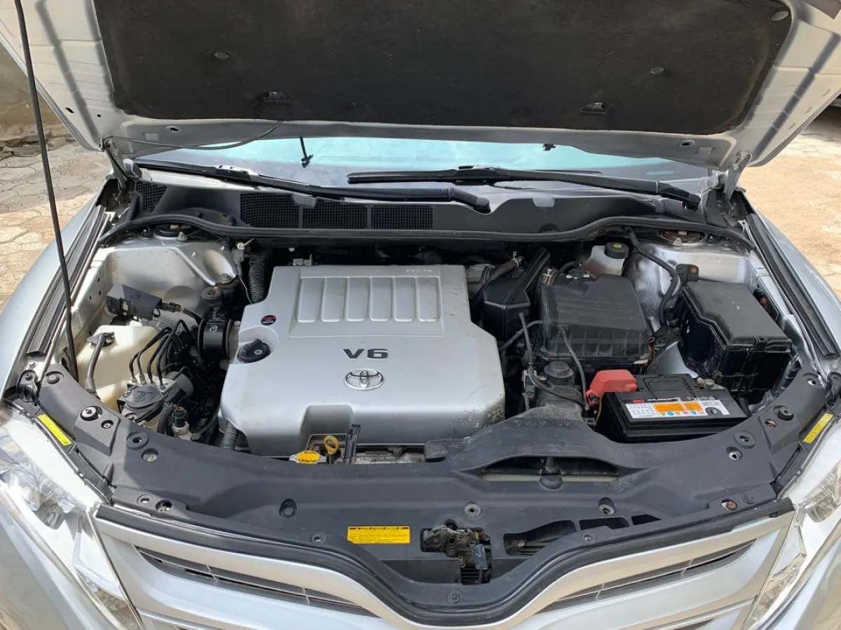 2010 Toyota venza limited edition original - Image 4