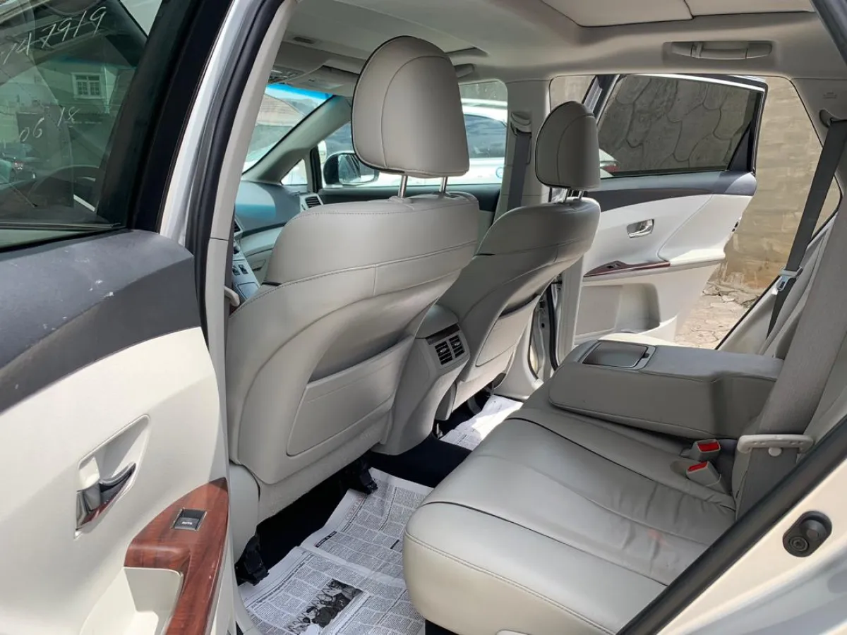 2010 Toyota venza limited edition original - Image 5