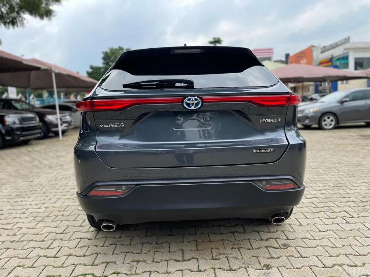 Sharp 2022 toyota venza original - Image 3