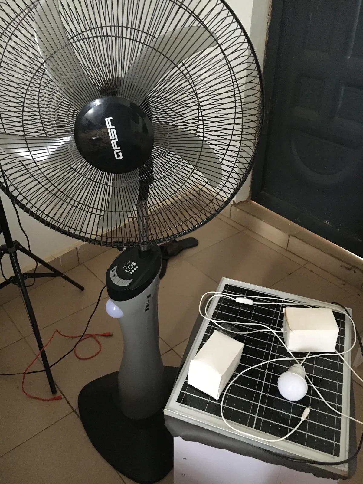 Qasa Rechargeable and solar fan - Image 2