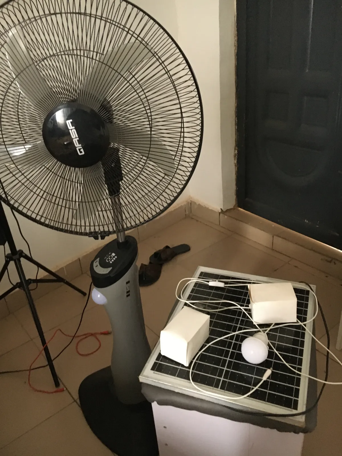 Qasa Rechargeable and solar fan - Image 3