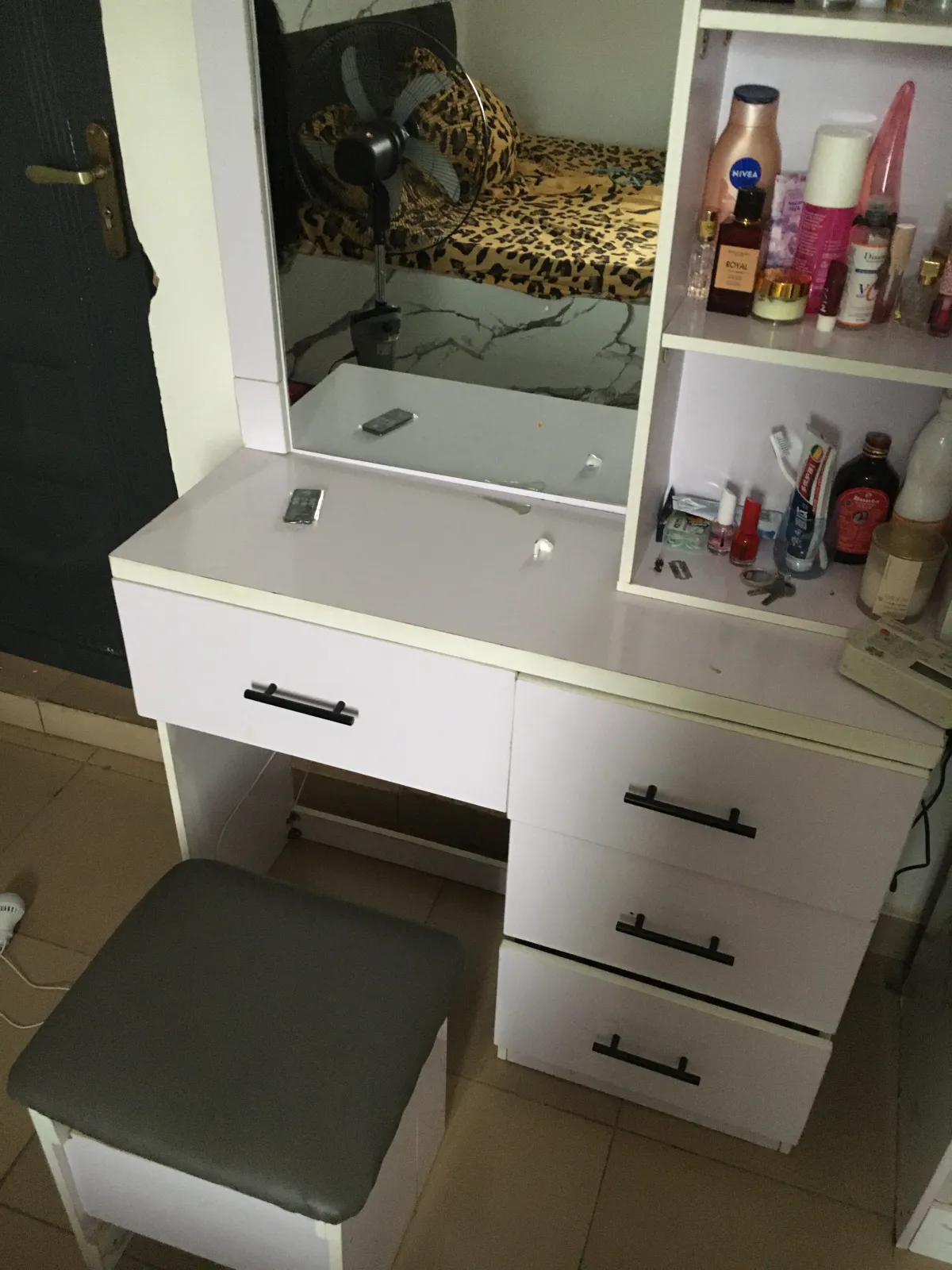 Vanity table and stool - Image 2