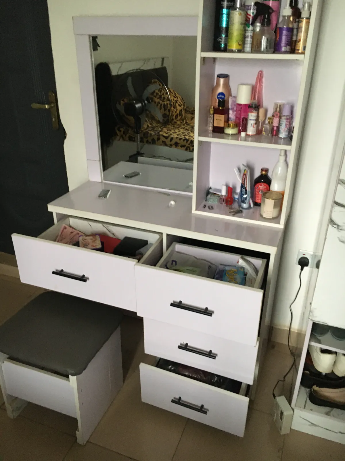 Vanity table and stool - Image 3