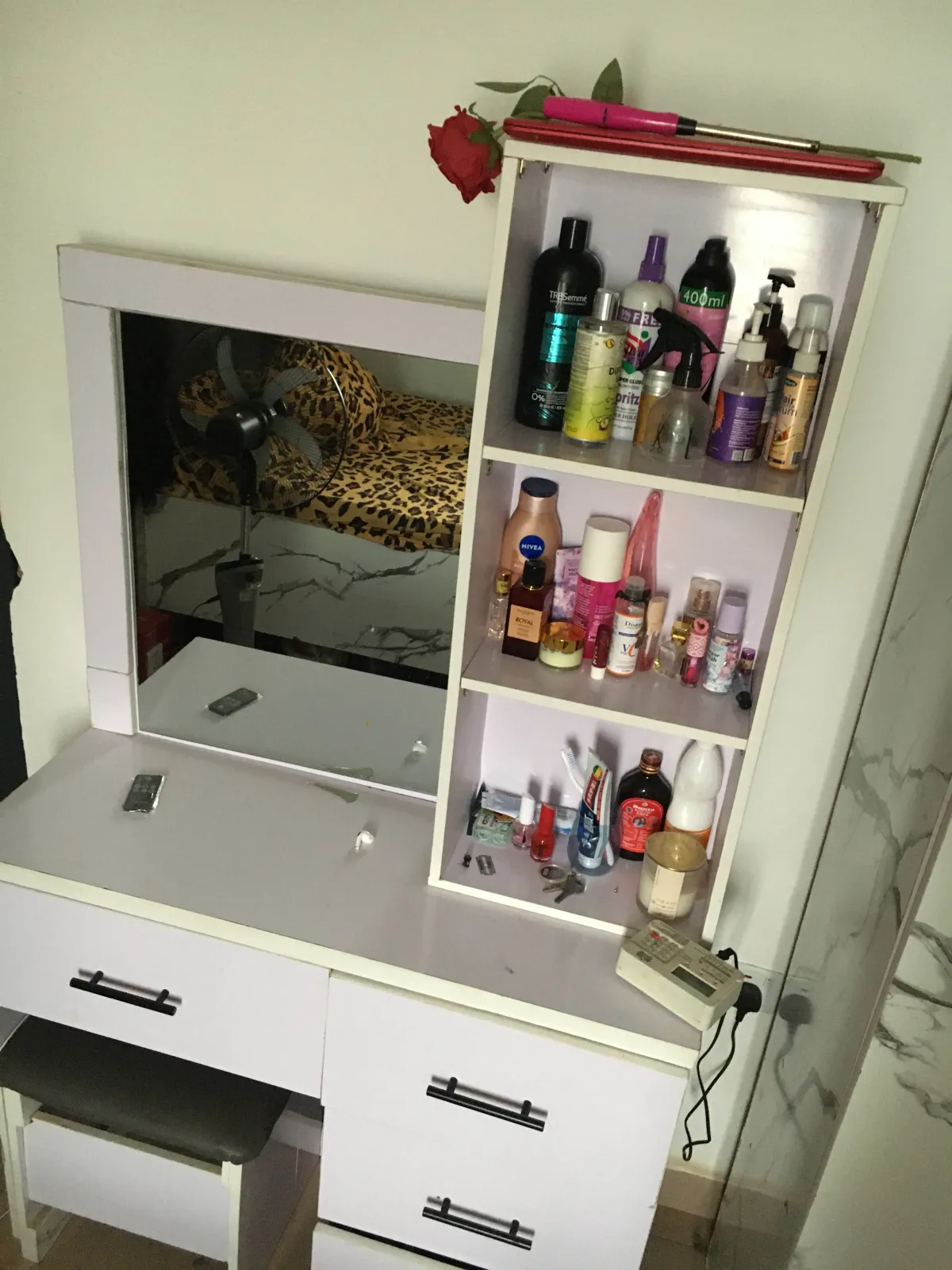 Vanity table and stool - Image 4