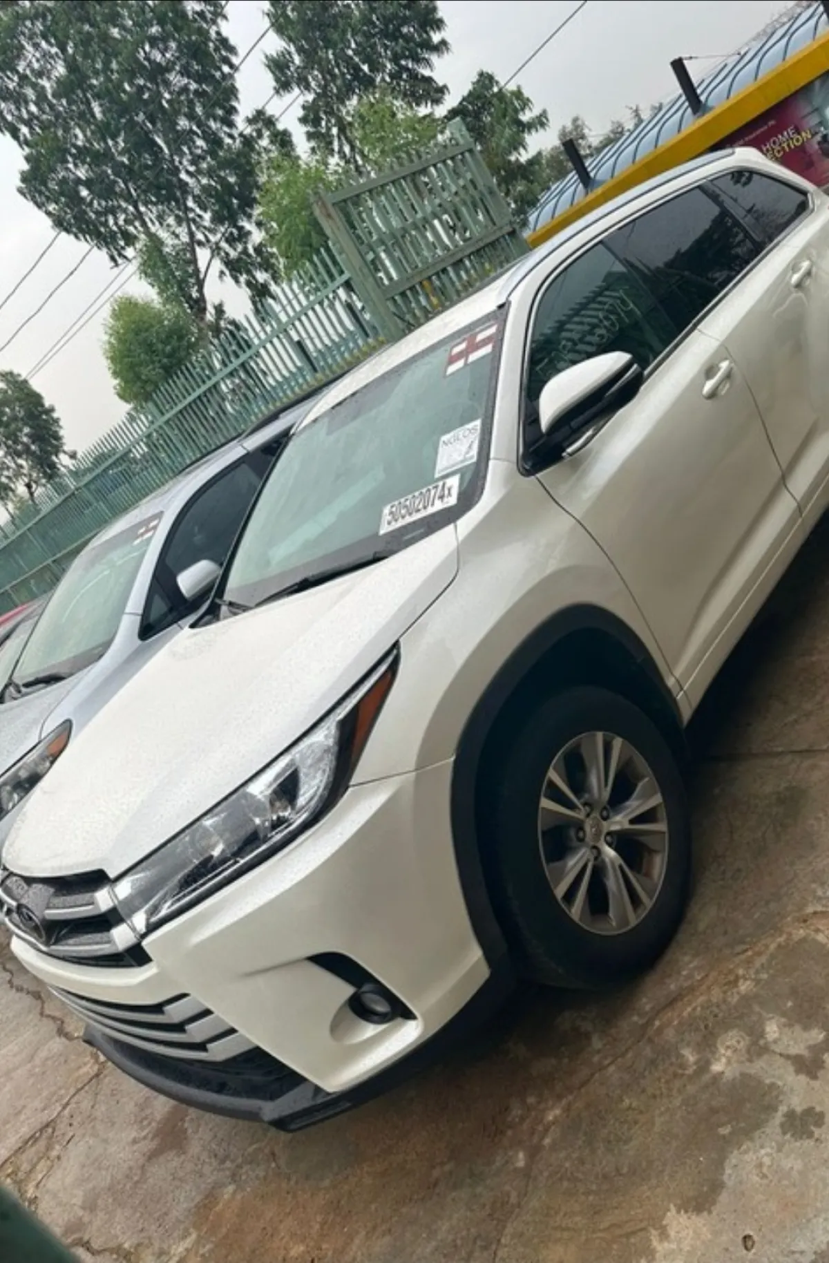 2016 model toyota highlander - Image 2