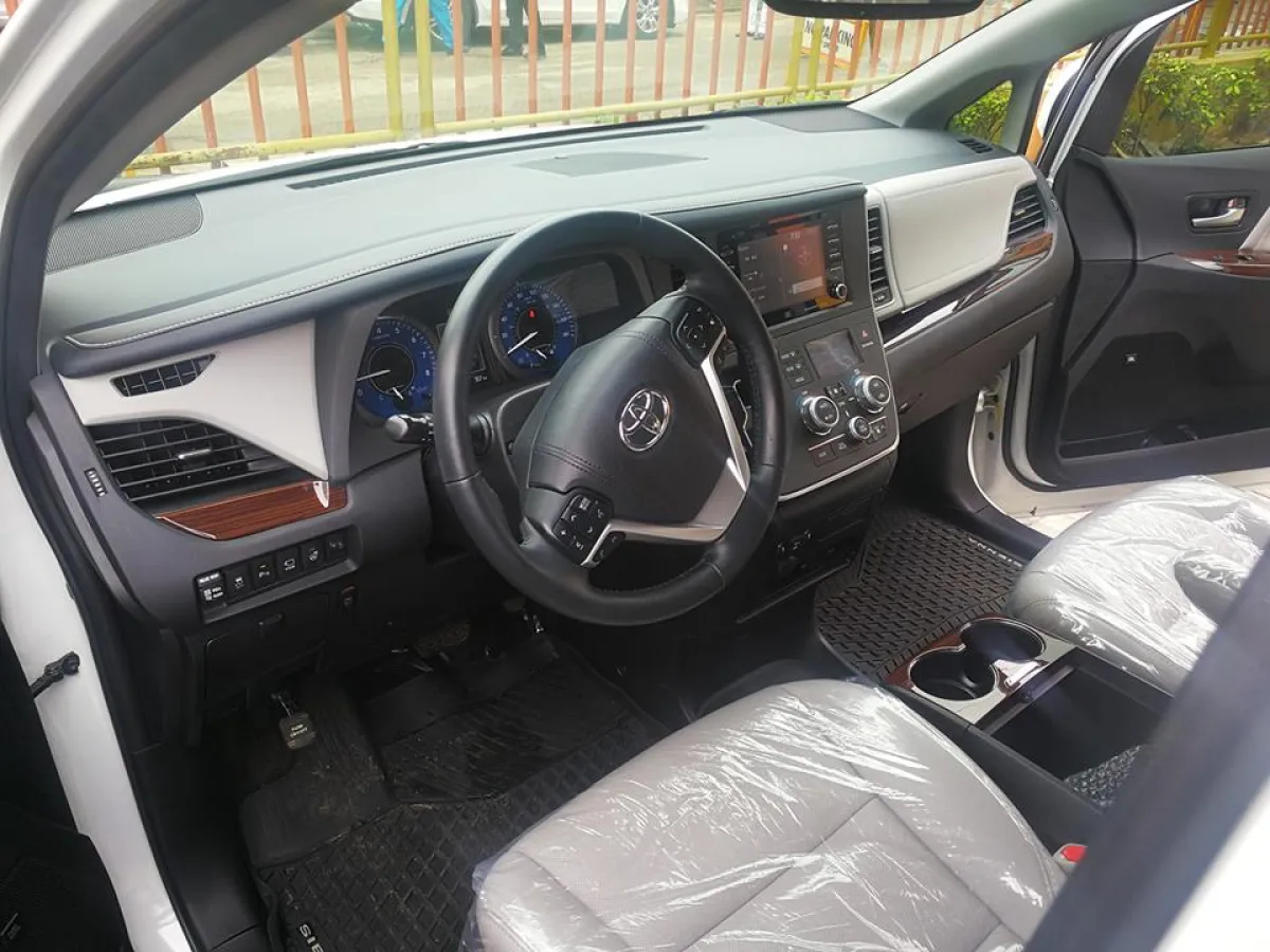 Toyota Sienna Limited AWD - Image 4