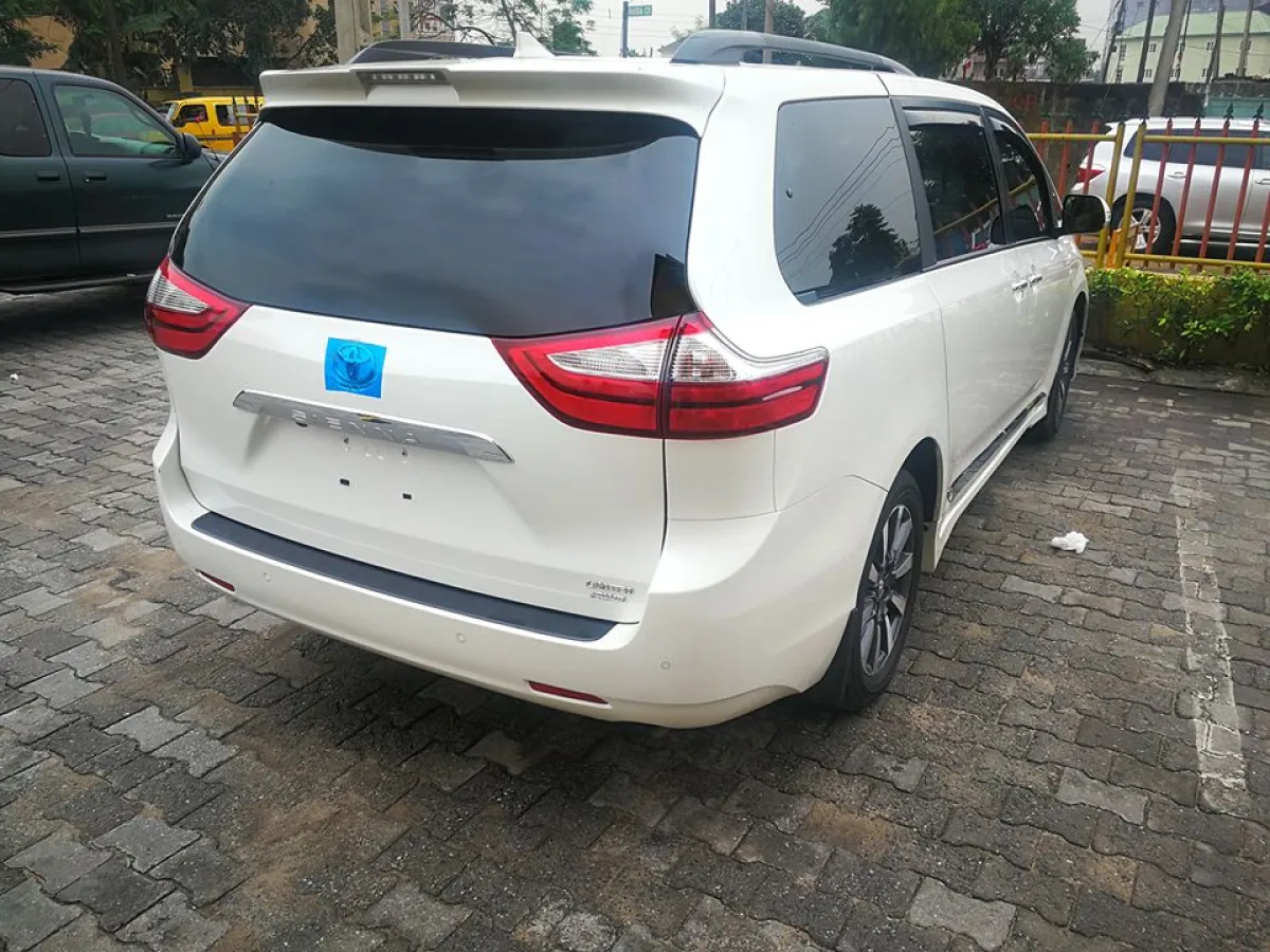 Toyota Sienna Limited AWD - Image 5