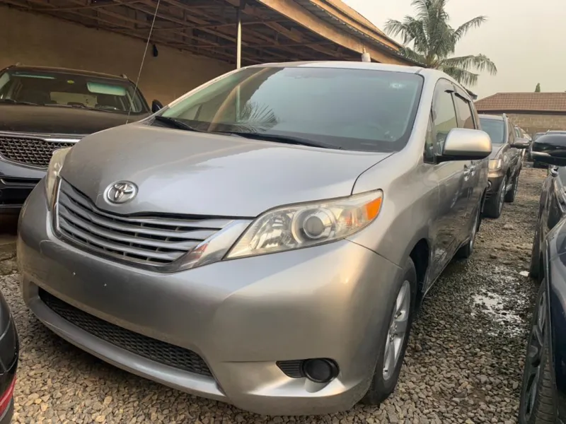 Neatly Toyota Sienna 2010