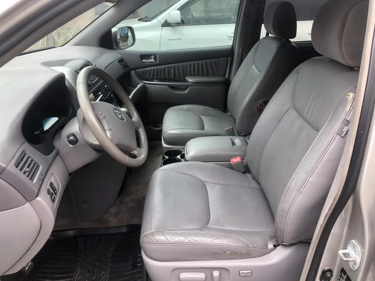 Toyota Sienna 2008 Tokunbo Full Option - Image 3