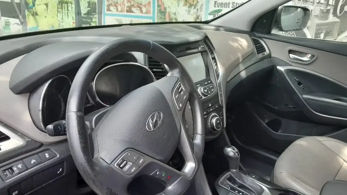 Foreign Used Hyundai Sante Fe - Image 5