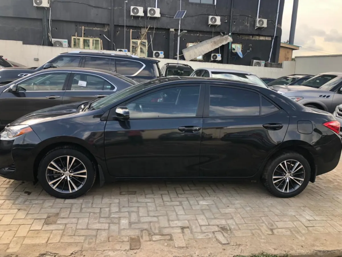 Toyota Corolla Le 2018 - Image 2