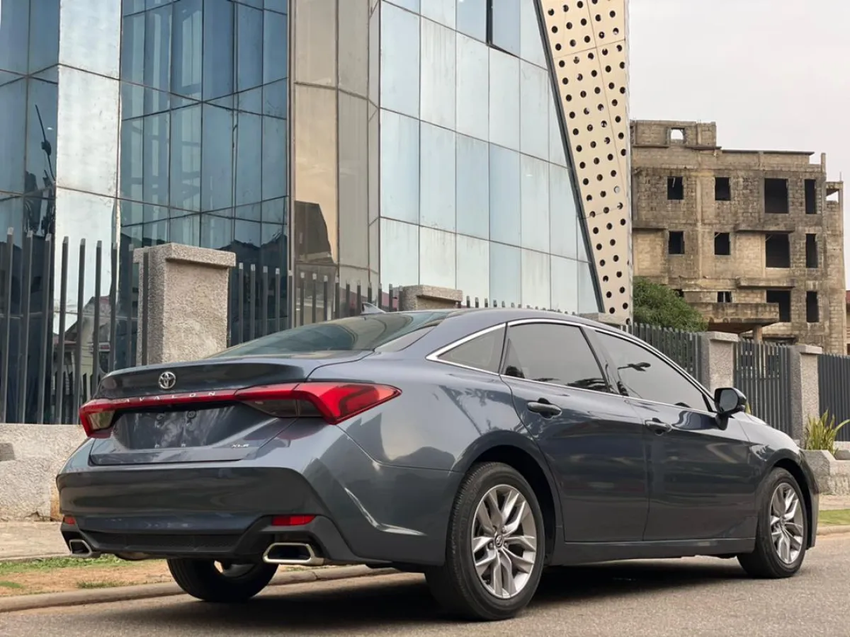 2018 Toyota Avalon XLE - Image 2