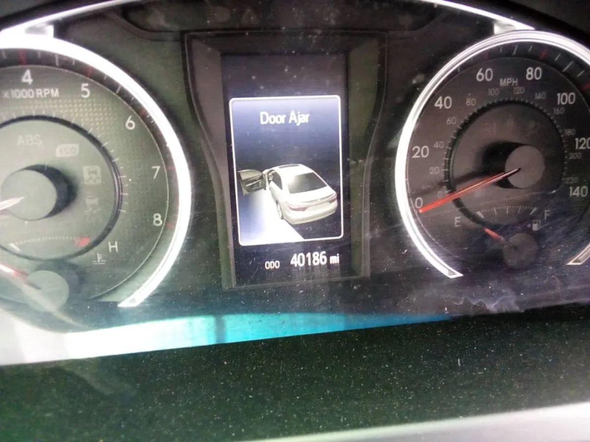 Tokunbo 2015 Toyota Camry SE - Image 3