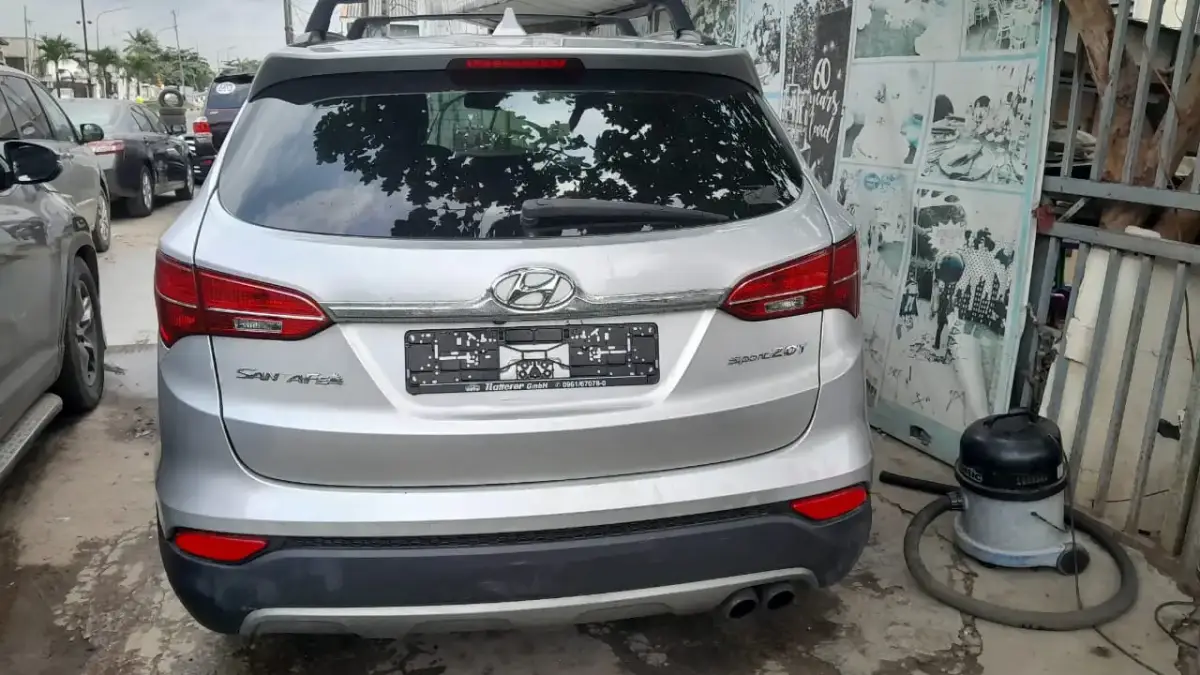Foreign Used Hyundai Sante Fe - Image 4