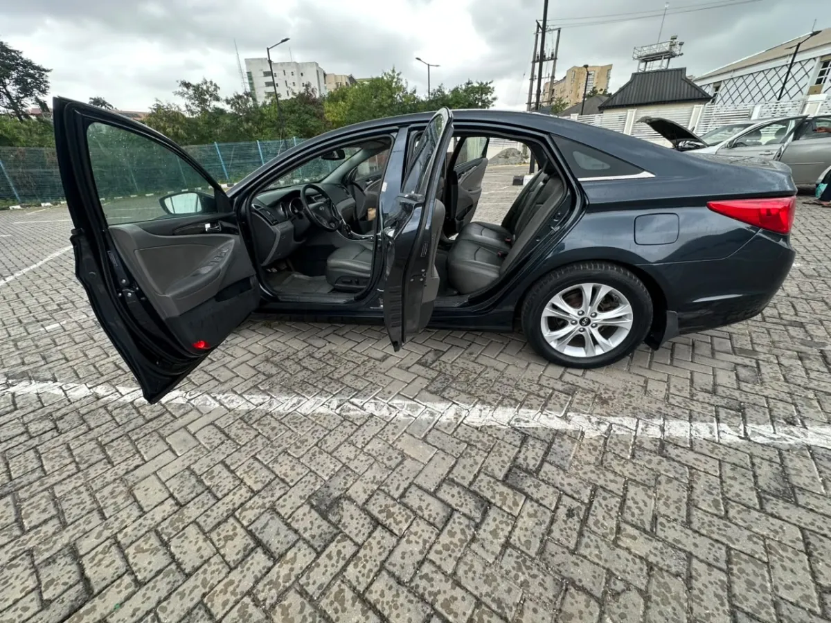 Hyundai Sonata Limited 2. 0T Sedan (2. 0L 4cyl 6A) 2013 Blue - Image 2
