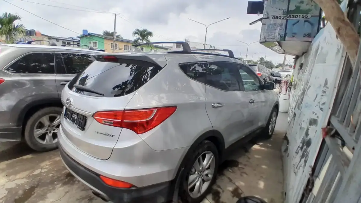 Foreign Used Hyundai Sante Fe - Image 10