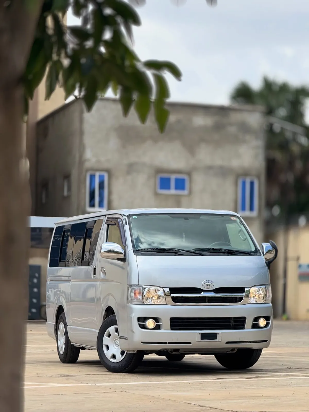 Toyota hiace bus - Image 2