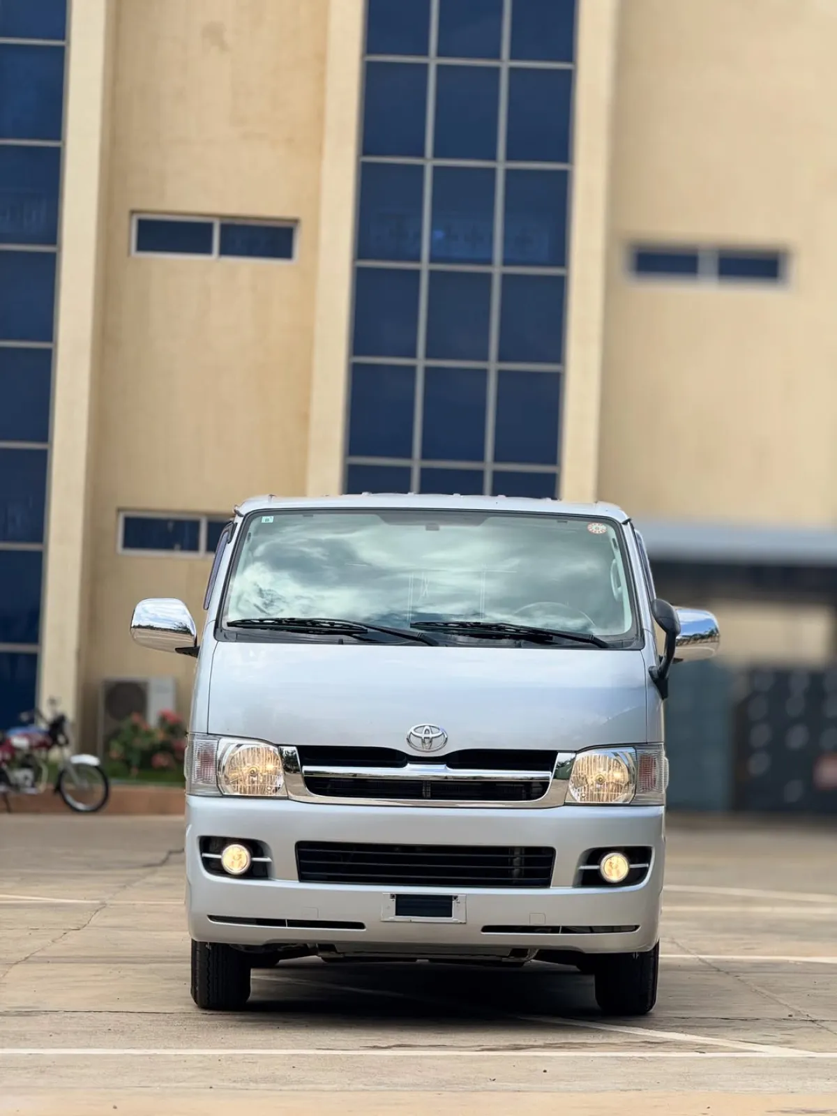 Toyota hiace bus - Image 3