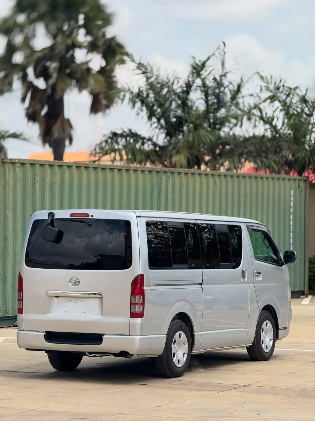 Toyota hiace bus - Image 4