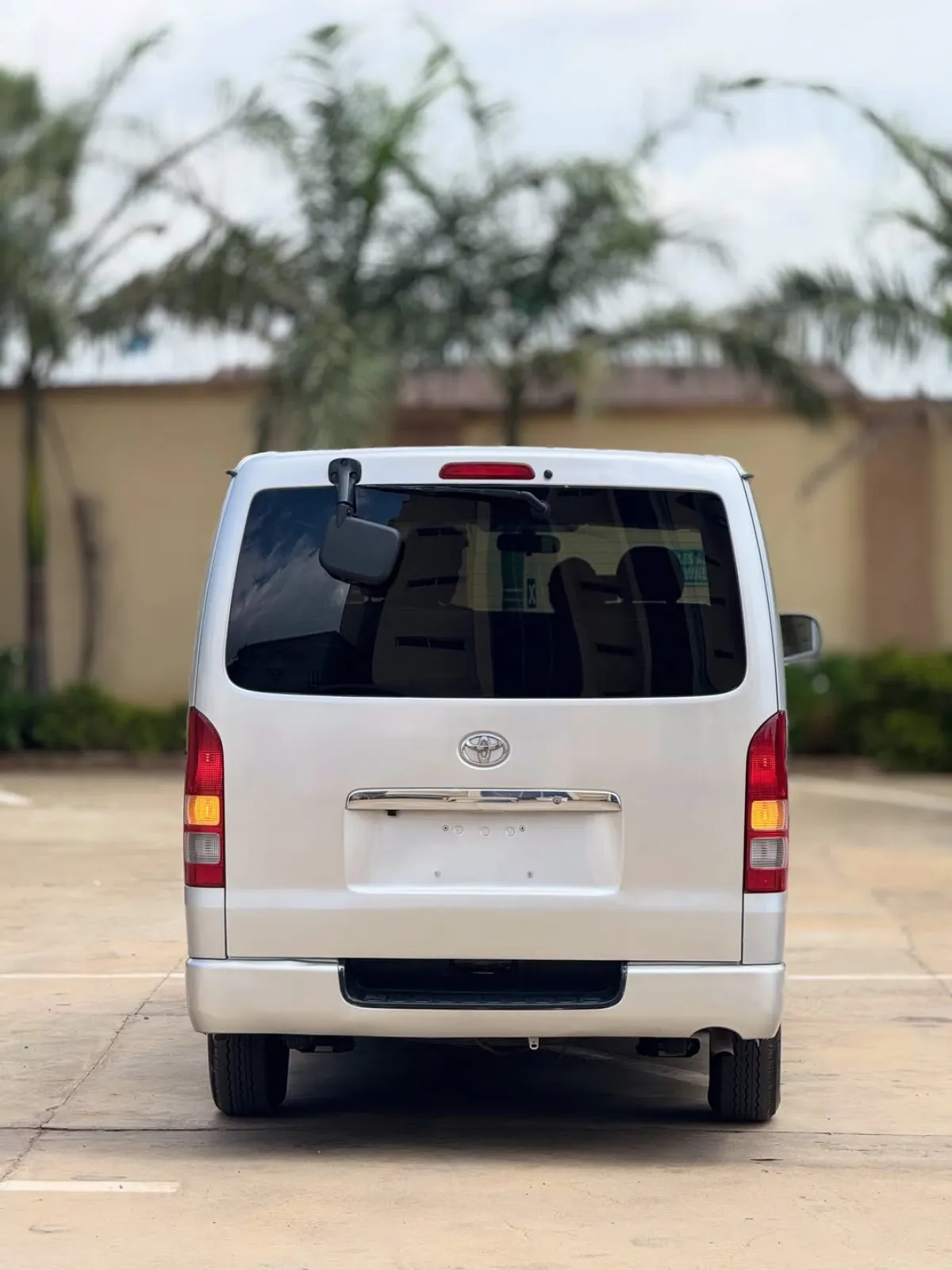 Toyota hiace bus - Image 5