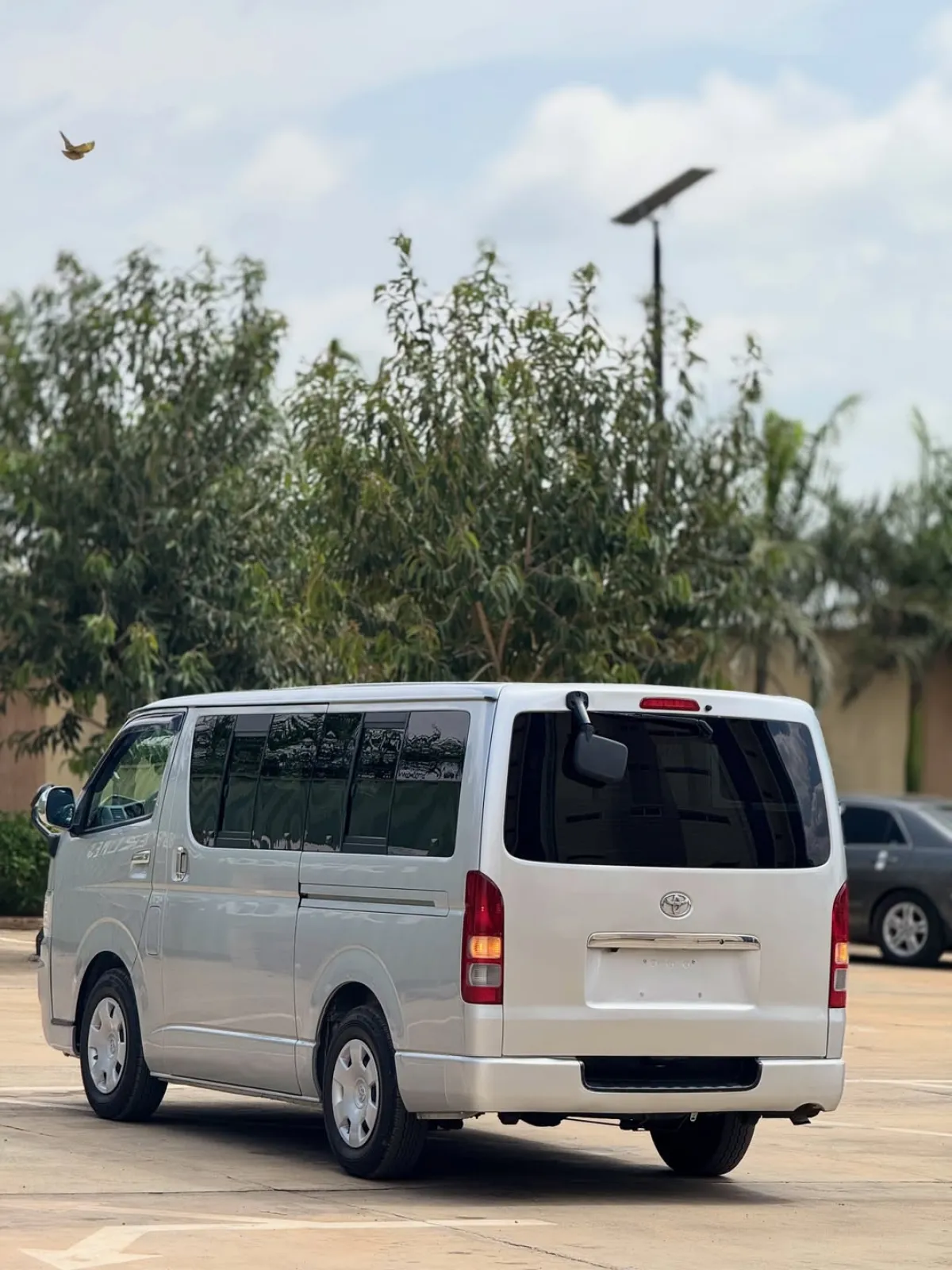 Toyota hiace bus - Image 9