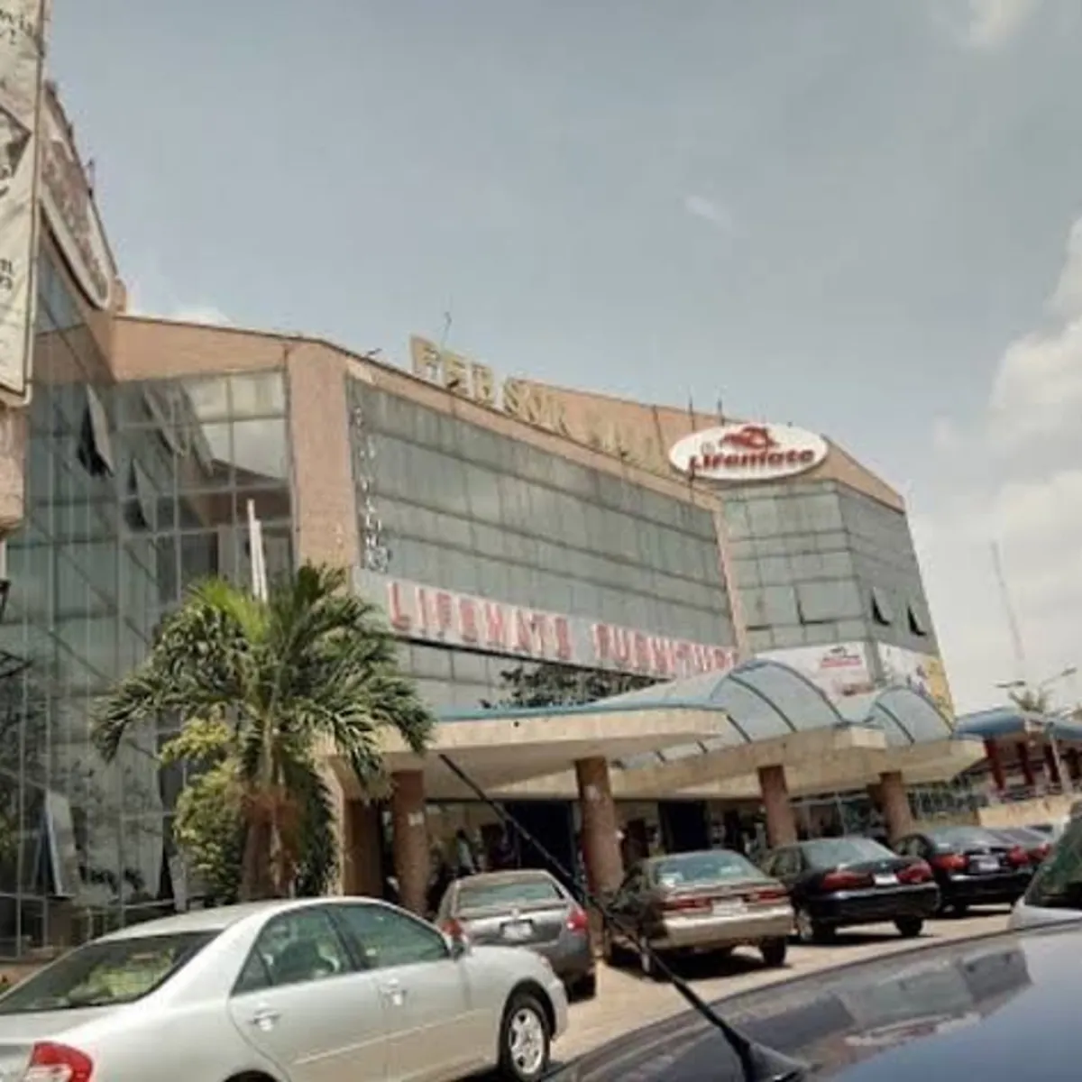 Mall/hotel/gas station for sale - wuse Zone4 - Image 2