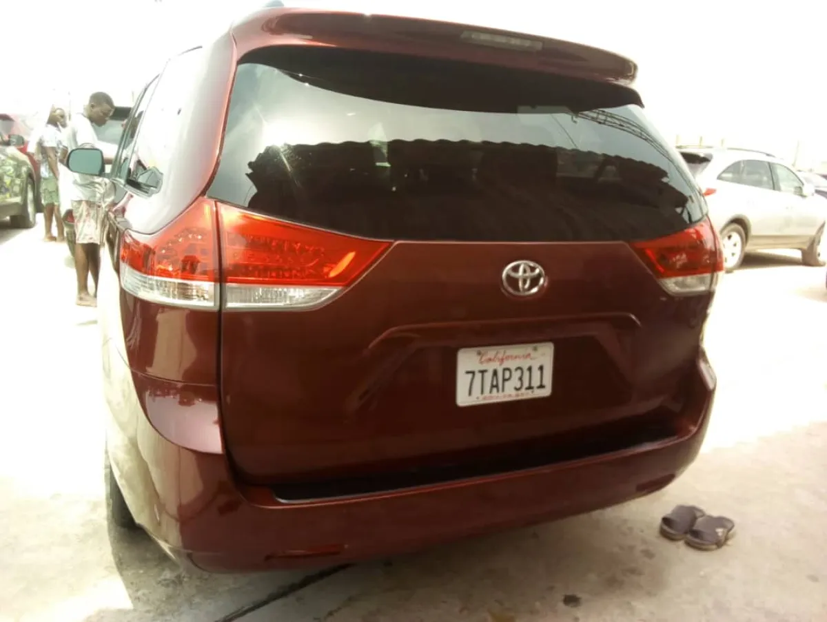 Very Clean Toyota Sienna 2014 - Image 1