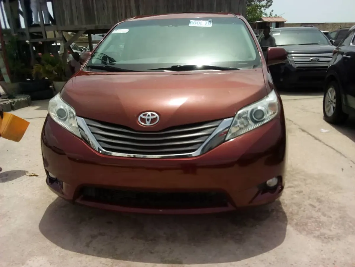 Very Clean Toyota Sienna 2014 - Image 3